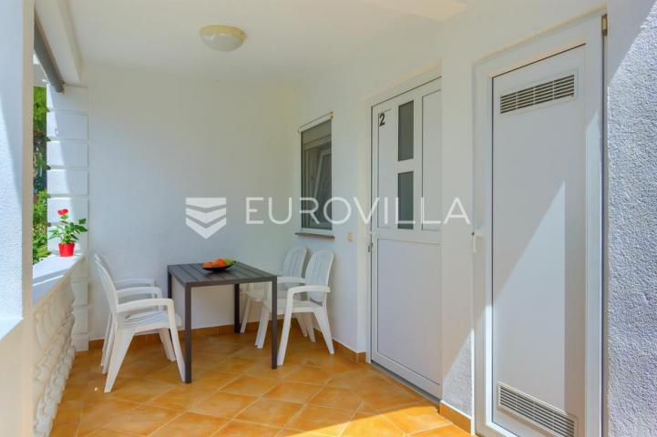 Vir, atraktivna apartmanska kuća s 4 stambene jedinice udaljene 150 m od plaže