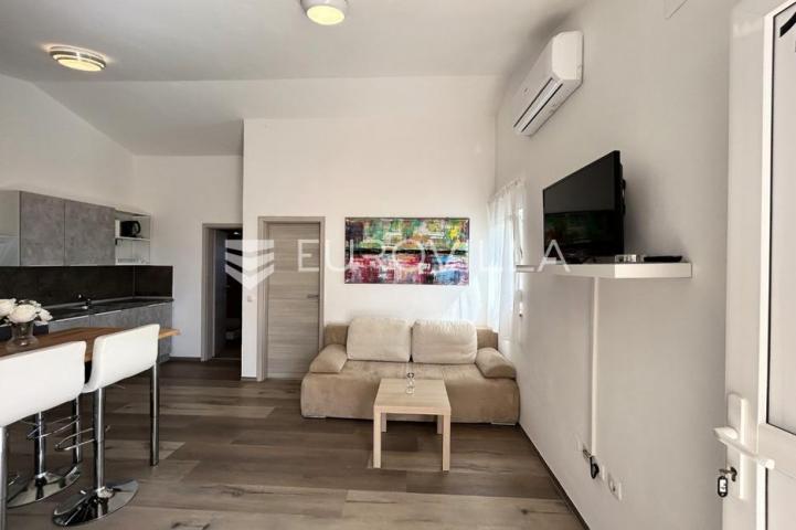 Vir, atraktivna apartmanska kuća s 4 stambene jedinice udaljene 150 m od plaže