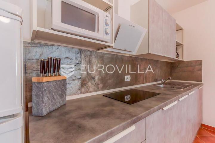 Vir, atraktivna apartmanska kuća s 4 stambene jedinice udaljene 150 m od plaže