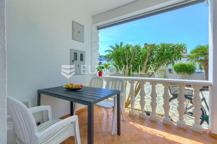 Vir, atraktivna apartmanska kuća s 4 stambene jedinice udaljene 150 m od plaže