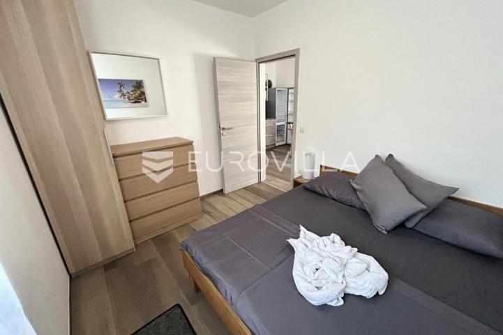 Vir, atraktivna apartmanska kuća s 4 stambene jedinice udaljene 150 m od plaže