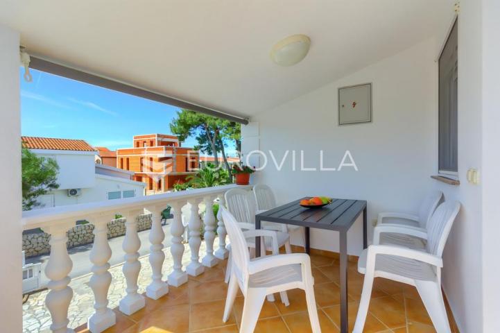 Vir, atraktivna apartmanska kuća s 4 stambene jedinice udaljene 150 m od plaže