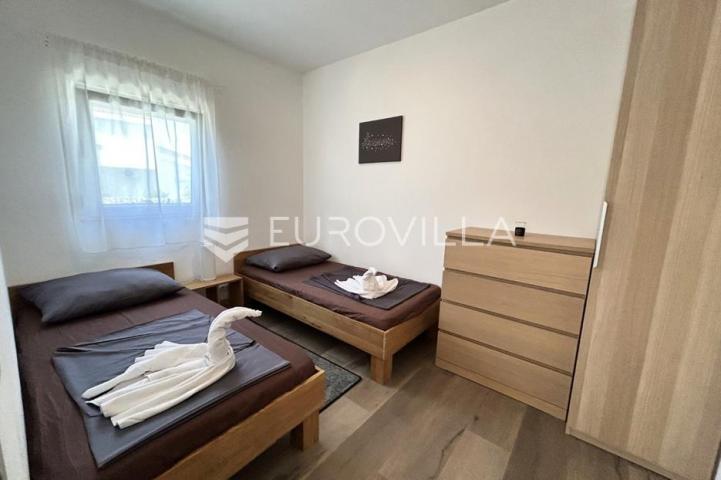 Vir, atraktivna apartmanska kuća s 4 stambene jedinice udaljene 150 m od plaže