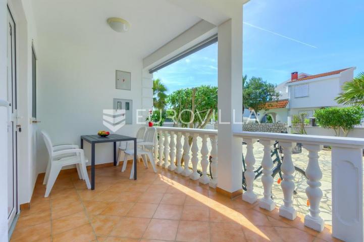 Vir, atraktivna apartmanska kuća s 4 stambene jedinice udaljene 150 m od plaže