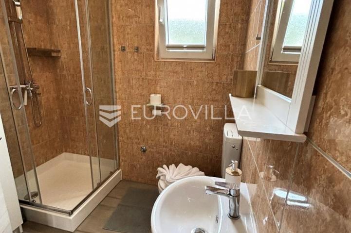 Vir, atraktivna apartmanska kuća s 4 stambene jedinice udaljene 150 m od plaže