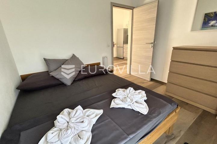 Vir, atraktivna apartmanska kuća s 4 stambene jedinice udaljene 150 m od plaže