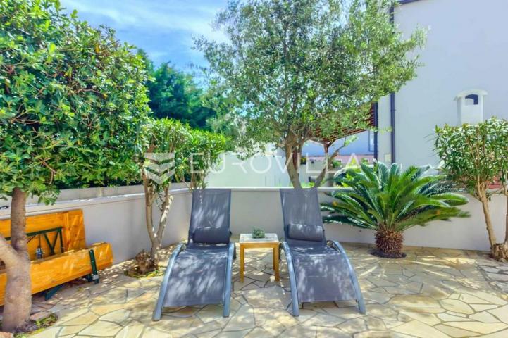 Vir, atraktivna apartmanska kuća s 4 stambene jedinice udaljene 150 m od plaže