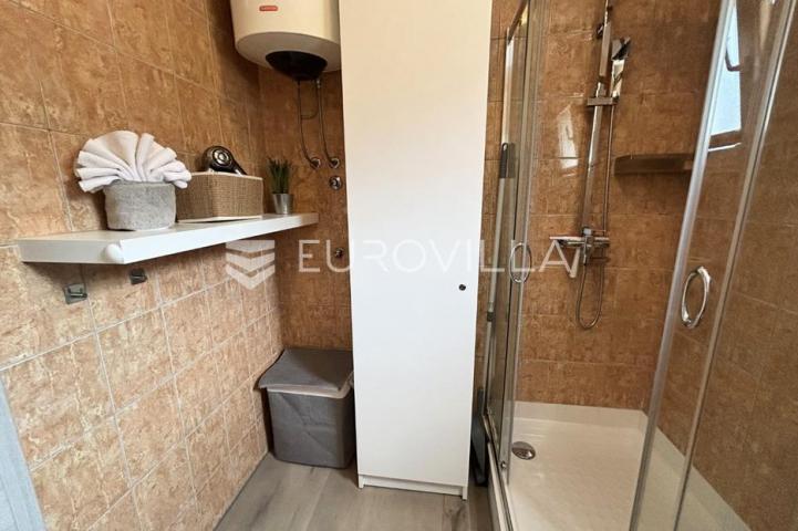 Vir, atraktivna apartmanska kuća s 4 stambene jedinice udaljene 150 m od plaže