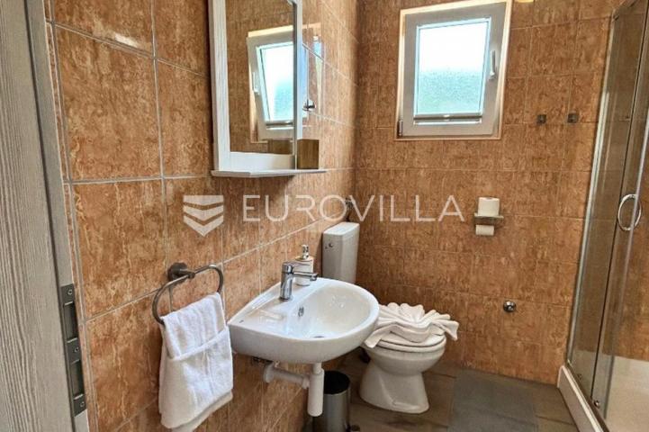 Vir, atraktivna apartmanska kuća s 4 stambene jedinice udaljene 150 m od plaže
