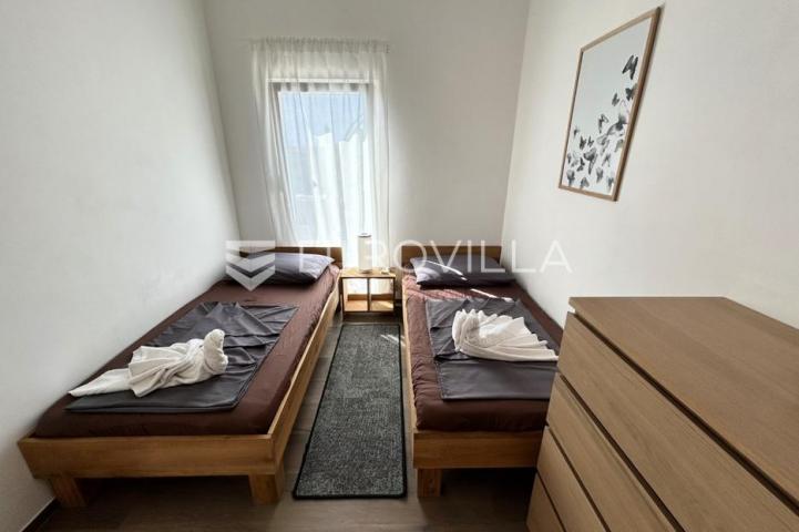 Vir, atraktivna apartmanska kuća s 4 stambene jedinice udaljene 150 m od plaže