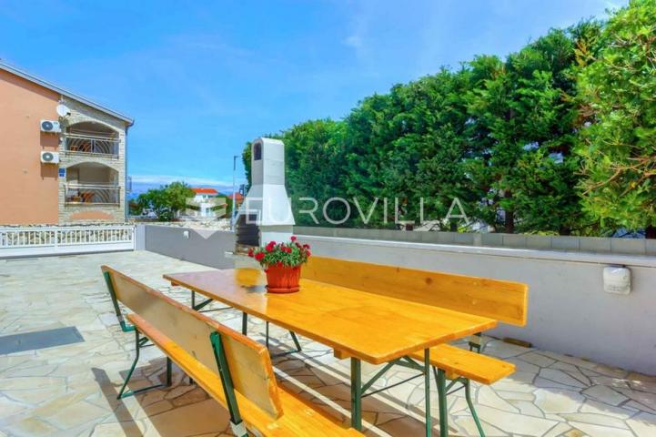 Vir, atraktivna apartmanska kuća s 4 stambene jedinice udaljene 150 m od plaže