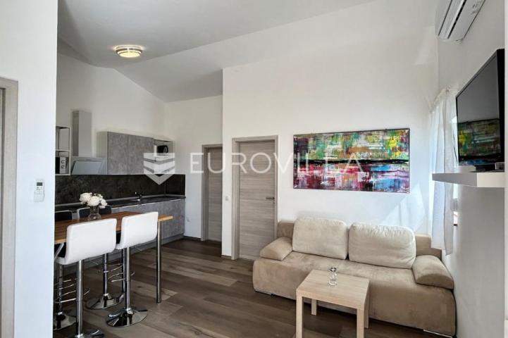 Vir, atraktivna apartmanska kuća s 4 stambene jedinice udaljene 150 m od plaže