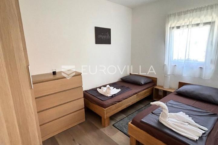 Vir, atraktivna apartmanska kuća s 4 stambene jedinice udaljene 150 m od plaže