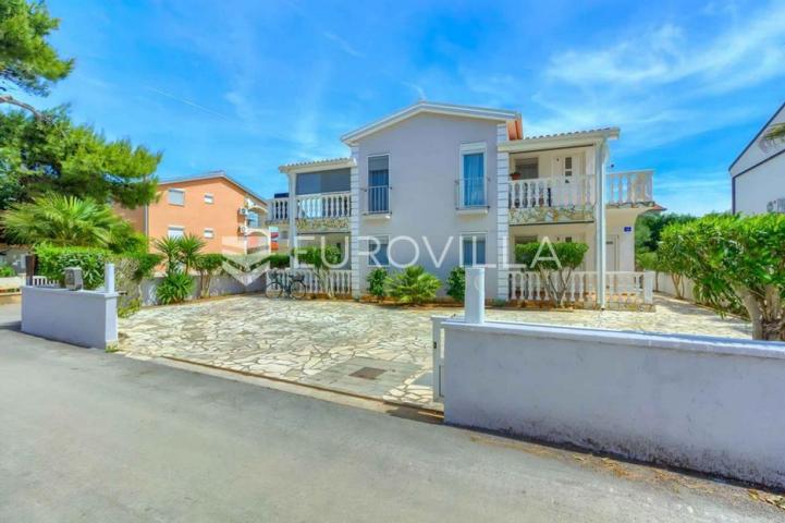 Vir, atraktivna apartmanska kuća s 4 stambene jedinice udaljene 150 m od plaže