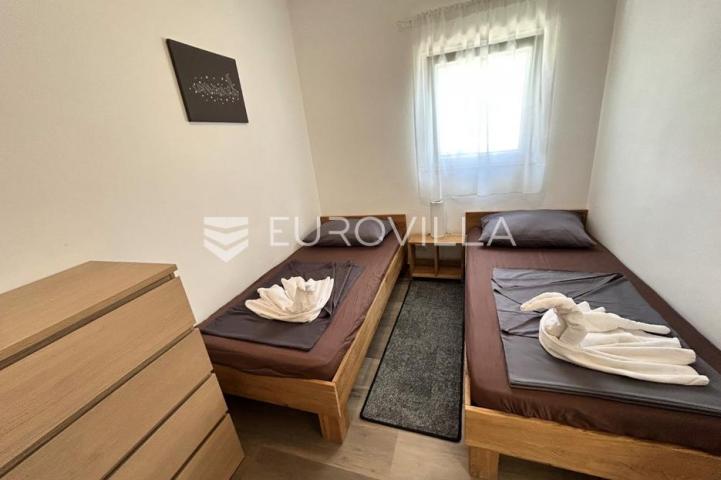 Vir, atraktivna apartmanska kuća s 4 stambene jedinice udaljene 150 m od plaže