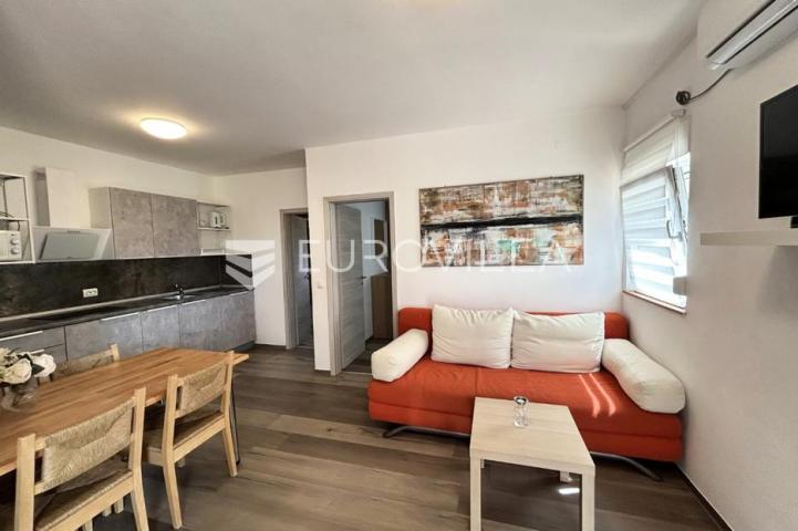 Vir, atraktivna apartmanska kuća s 4 stambene jedinice udaljene 150 m od plaže