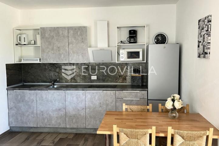 Vir, atraktivna apartmanska kuća s 4 stambene jedinice udaljene 150 m od plaže