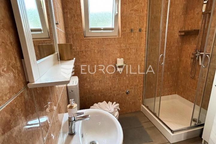 Vir, atraktivna apartmanska kuća s 4 stambene jedinice udaljene 150 m od plaže
