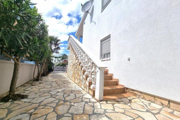 Vir, atraktivna apartmanska kuća s 4 stambene jedinice udaljene 150 m od plaže