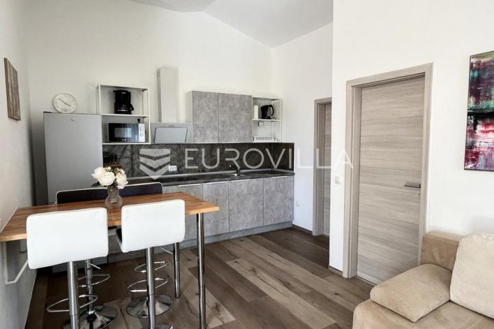 Vir, atraktivna apartmanska kuća s 4 stambene jedinice udaljene 150 m od plaže