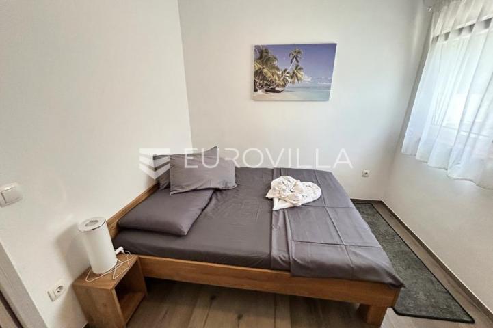 Vir, atraktivna apartmanska kuća s 4 stambene jedinice udaljene 150 m od plaže