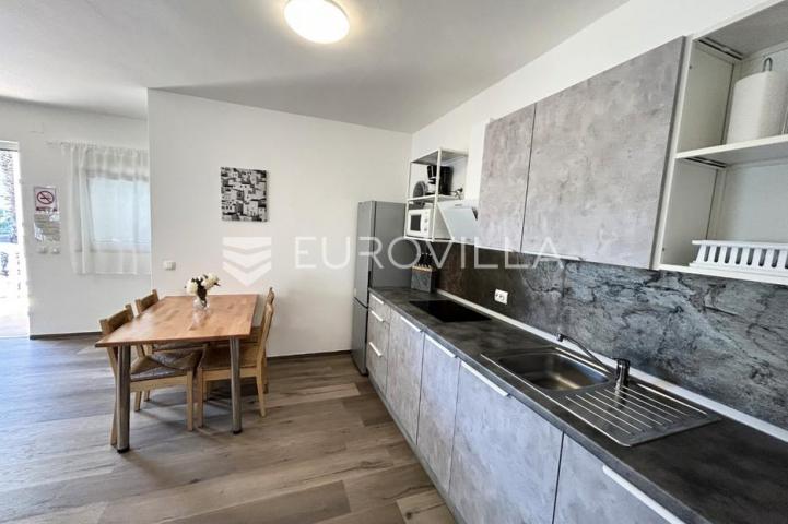 Vir, atraktivna apartmanska kuća s 4 stambene jedinice udaljene 150 m od plaže
