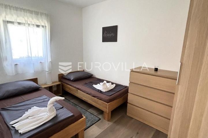 Vir, atraktivna apartmanska kuća s 4 stambene jedinice udaljene 150 m od plaže