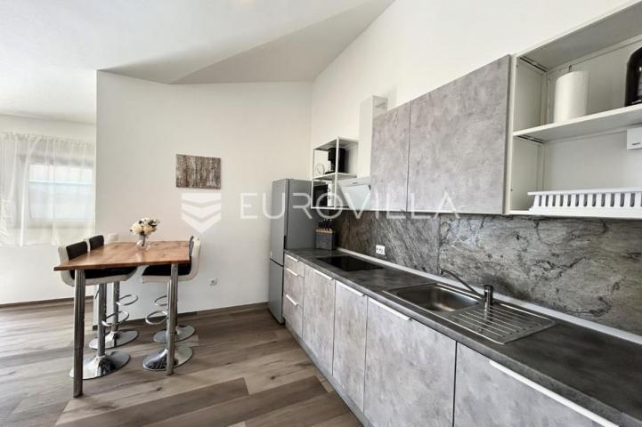 Vir, atraktivna apartmanska kuća s 4 stambene jedinice udaljene 150 m od plaže