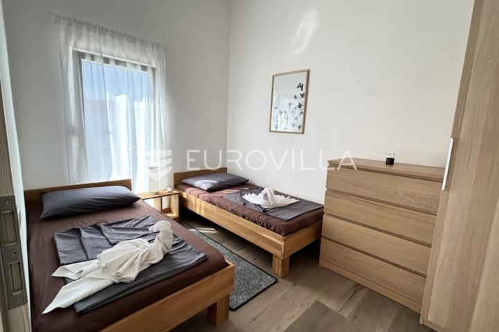 Vir, atraktivna apartmanska kuća s 4 stambene jedinice udaljene 150 m od plaže