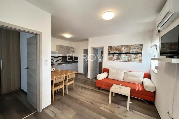 Vir, atraktivna apartmanska kuća s 4 stambene jedinice udaljene 150 m od plaže