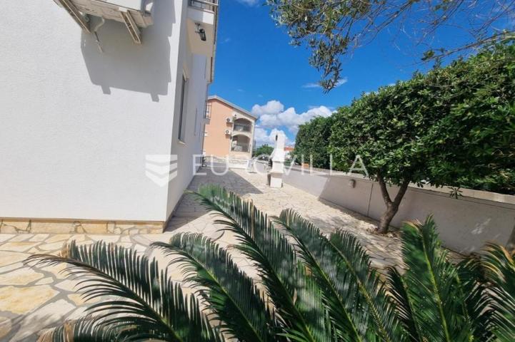 Vir, atraktivna apartmanska kuća s 4 stambene jedinice udaljene 150 m od plaže