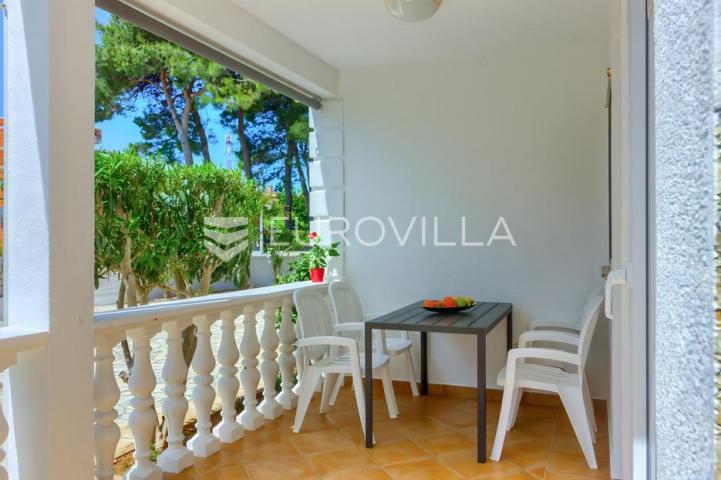 Vir, atraktivna apartmanska kuća s 4 stambene jedinice udaljene 150 m od plaže