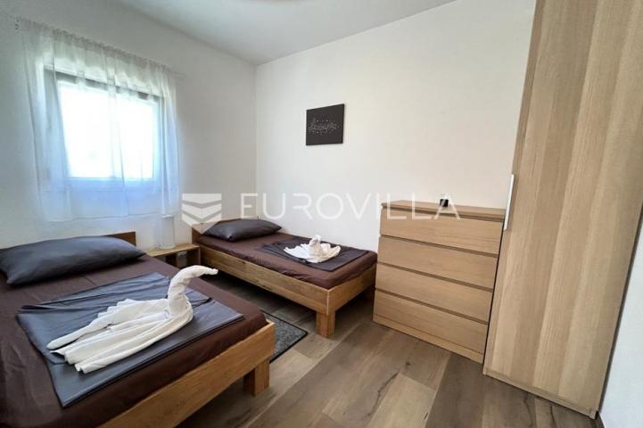 Vir, atraktivna apartmanska kuća s 4 stambene jedinice udaljene 150 m od plaže