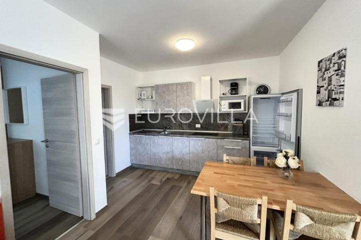 Vir, atraktivna apartmanska kuća s 4 stambene jedinice udaljene 150 m od plaže