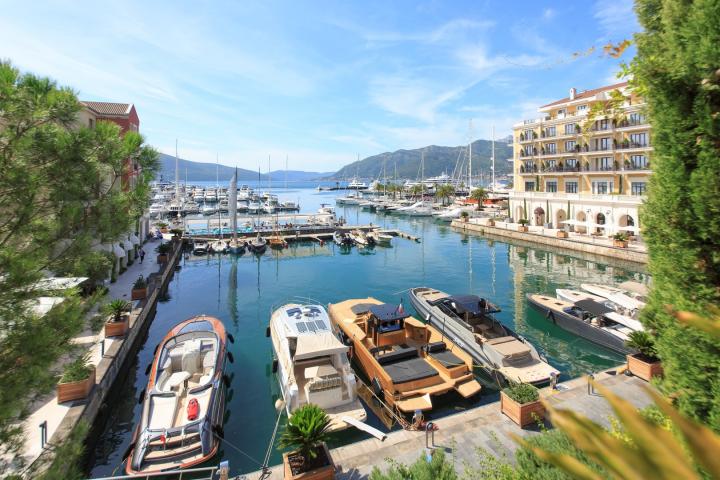 Spacious 2 bedroom Waterfront Apartment Tara