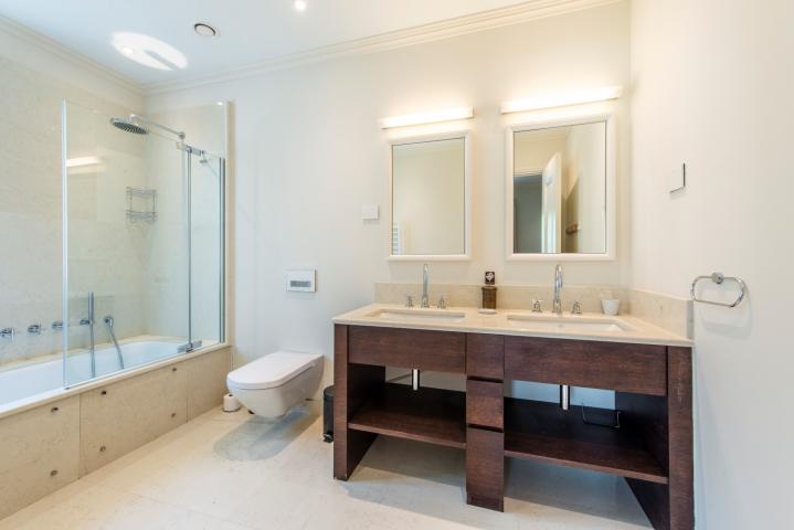 Spacious 2 bedroom Waterfront Apartment Tara