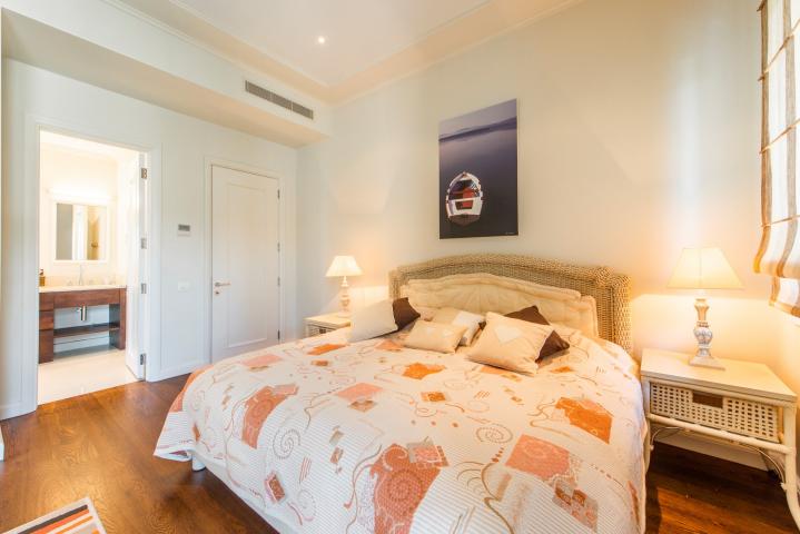 Spacious 2 bedroom Waterfront Apartment Tara