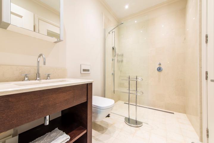 Spacious 2 bedroom Waterfront Apartment Tara