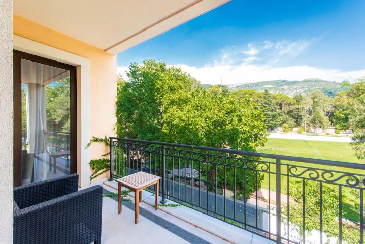 Spacious 2 bedroom Waterfront Apartment Tara