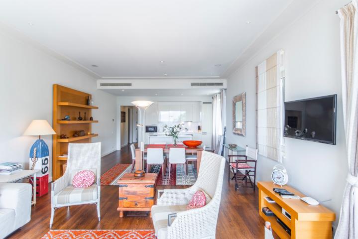 Spacious 2 bedroom Waterfront Apartment Tara