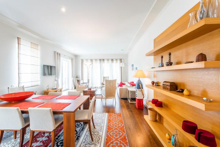 Spacious 2 bedroom Waterfront Apartment Tara