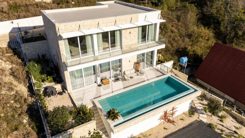 Contemporary 4 bedroom Villa Podi
