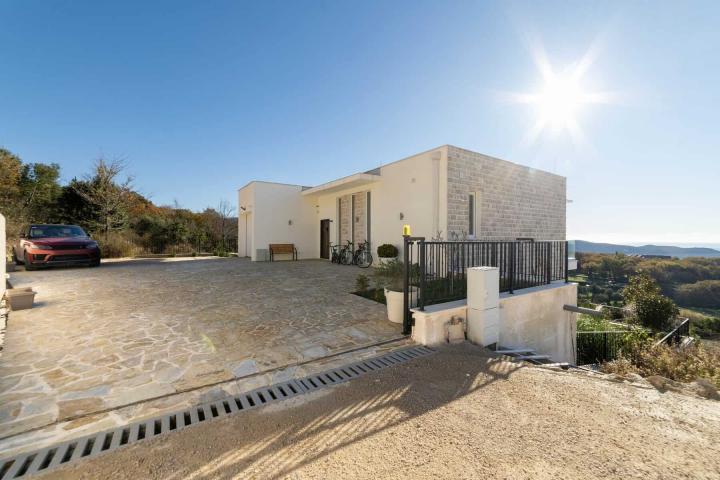 Contemporary 4 bedroom Villa Podi