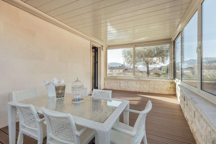 Designer-furnished 2bdr Apartment, Palazzo Sofia