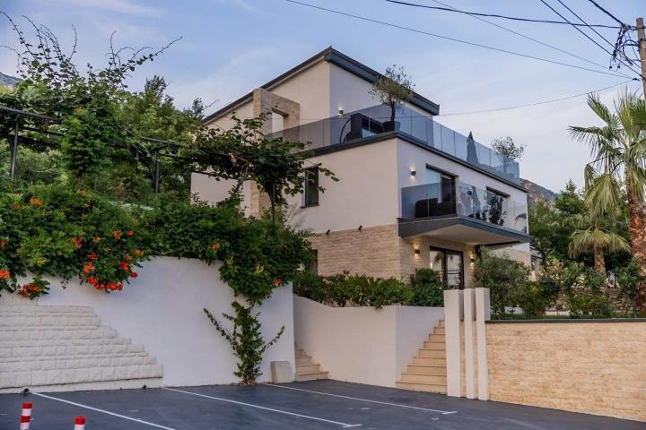 Contemporary 8 bedroom villa Markovici
