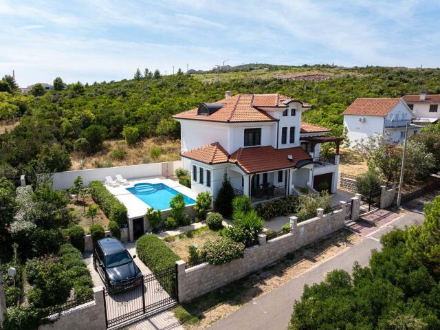 Charming Villa With Swimming Pool