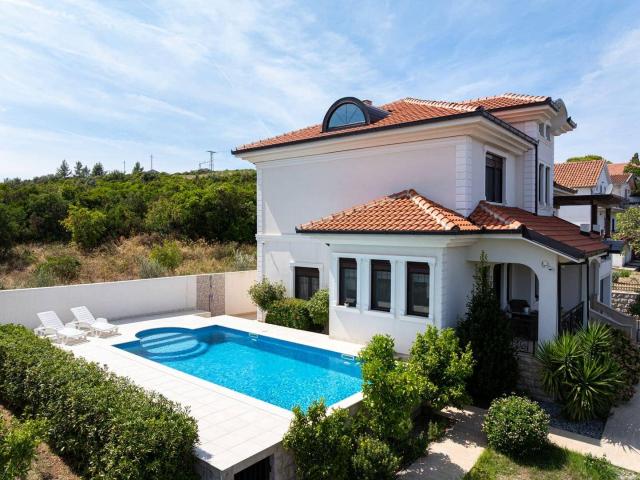 Charming Villa With Swimming Pool