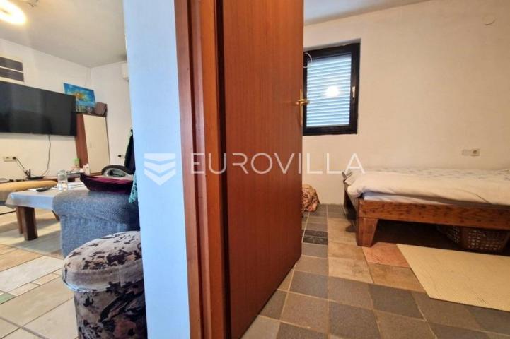 Vir, 150 m udaljena kuća s dva odvojena stana i prostranom okućnicom