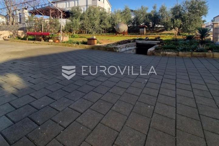 Vir, 150 m udaljena kuća s dva odvojena stana i prostranom okućnicom