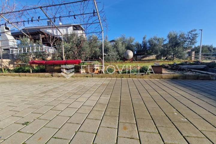 Vir, 150 m udaljena kuća s dva odvojena stana i prostranom okućnicom